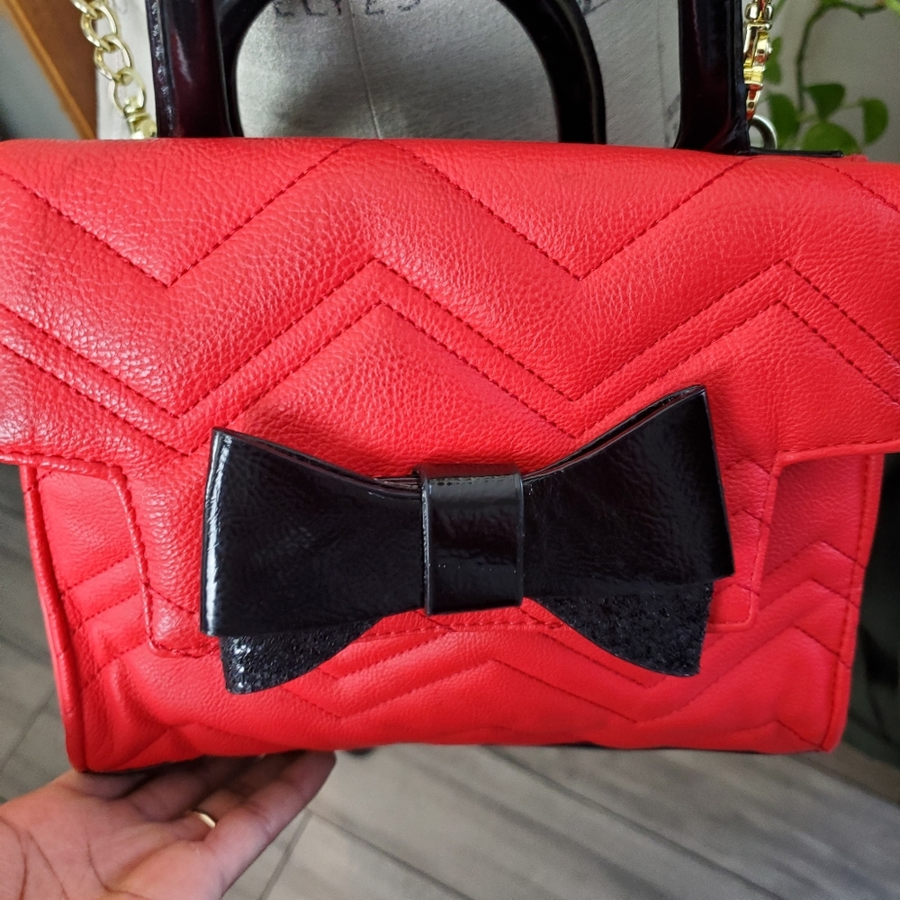 BETSEY JOHNSON | Zig Zag Pattern Sparkle Black Bow Gold Chain Crossbody Handbag - Picture 7 of 16